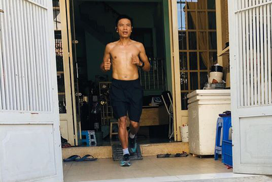 Ông bố chạy marathon từ nhà ra ngõ, vợ con ngủ trưa dậy vẫn chưa xong Ông bố chạy marathon từ nhà ra ngõ, vợ con ngủ trưa dậy vẫn chưa xong
