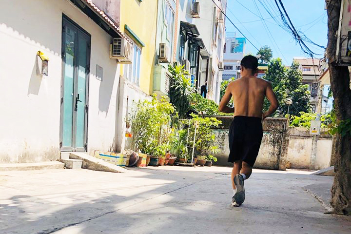 Ông bố chạy marathon từ nhà ra ngõ, vợ con ngủ trưa dậy vẫn chưa xong Ông bố chạy marathon từ nhà ra ngõ, vợ con ngủ trưa dậy vẫn chưa xong
