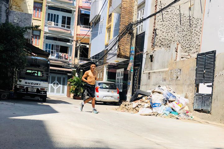 Ông bố chạy marathon từ nhà ra ngõ, vợ con ngủ trưa dậy vẫn chưa xong Ông bố chạy marathon từ nhà ra ngõ, vợ con ngủ trưa dậy vẫn chưa xong
