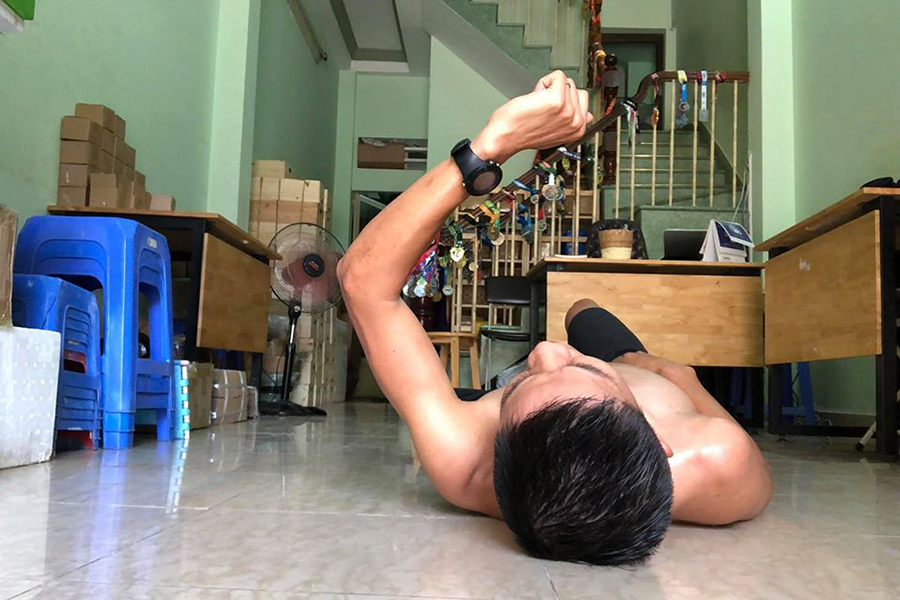 Ông bố chạy marathon từ nhà ra ngõ, vợ con ngủ trưa dậy vẫn chưa xong Ông bố chạy marathon từ nhà ra ngõ, vợ con ngủ trưa dậy vẫn chưa xong