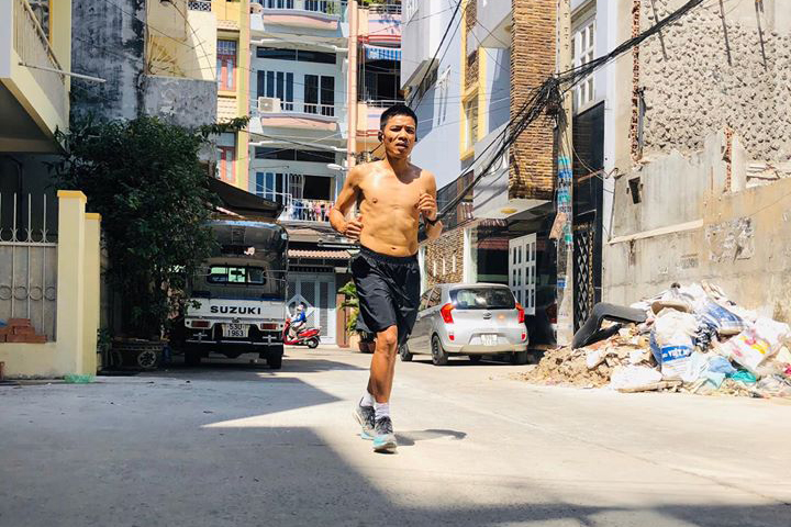 Ông bố chạy marathon từ nhà ra ngõ, vợ con ngủ trưa dậy vẫn chưa xong
