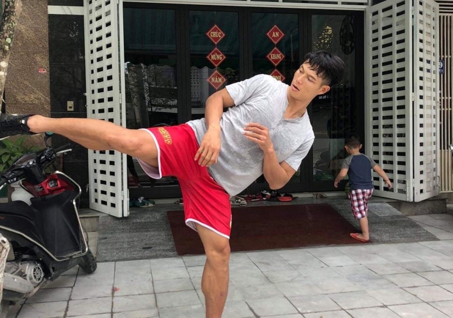 Ở nhà vì COVID-19, Nguyễn Văn Hùng vẫn “3 đầu 6 tay” với việc nhà, việc cơ quan
