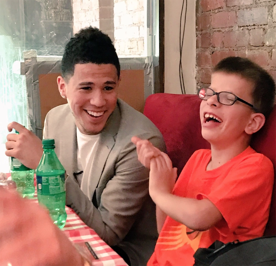 Không chỉ là một All-Star, Devin Booker còn trở thành đại sứ toàn cầu cho thể thao khuyết tật