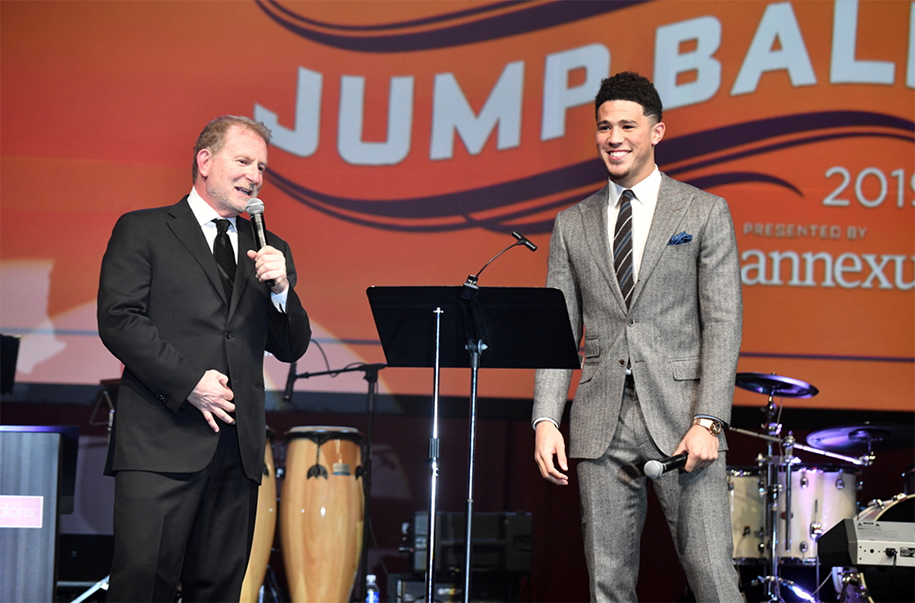 Không chỉ là một All-Star, Devin Booker còn trở thành đại sứ toàn cầu cho thể thao khuyết tật Không chỉ là một All-Star, Devin Booker còn trở thành đại sứ toàn cầu cho thể thao khuyết tật