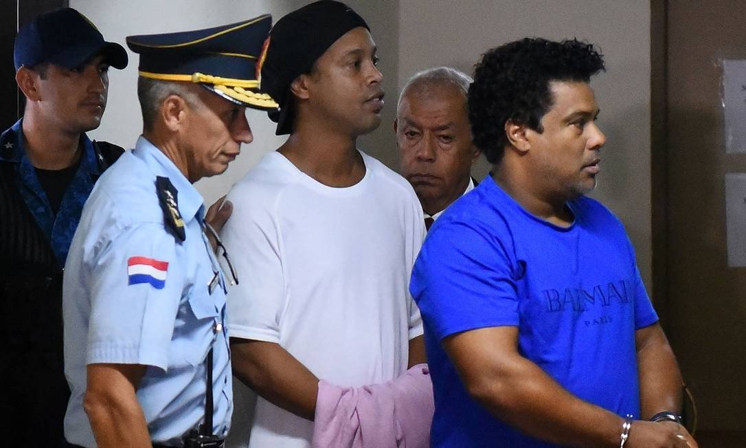 Ai đã “bơm” tiền giúp Ronaldinho tại ngoại?
