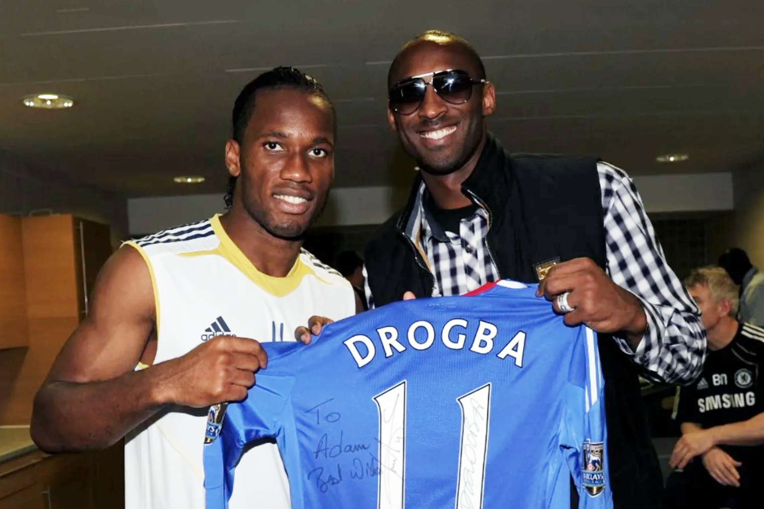 Câu chuyện về Kobe Bryant, chiếc áo Drogba đi xin chữ ký hộ và món quà tinh thần vô giá