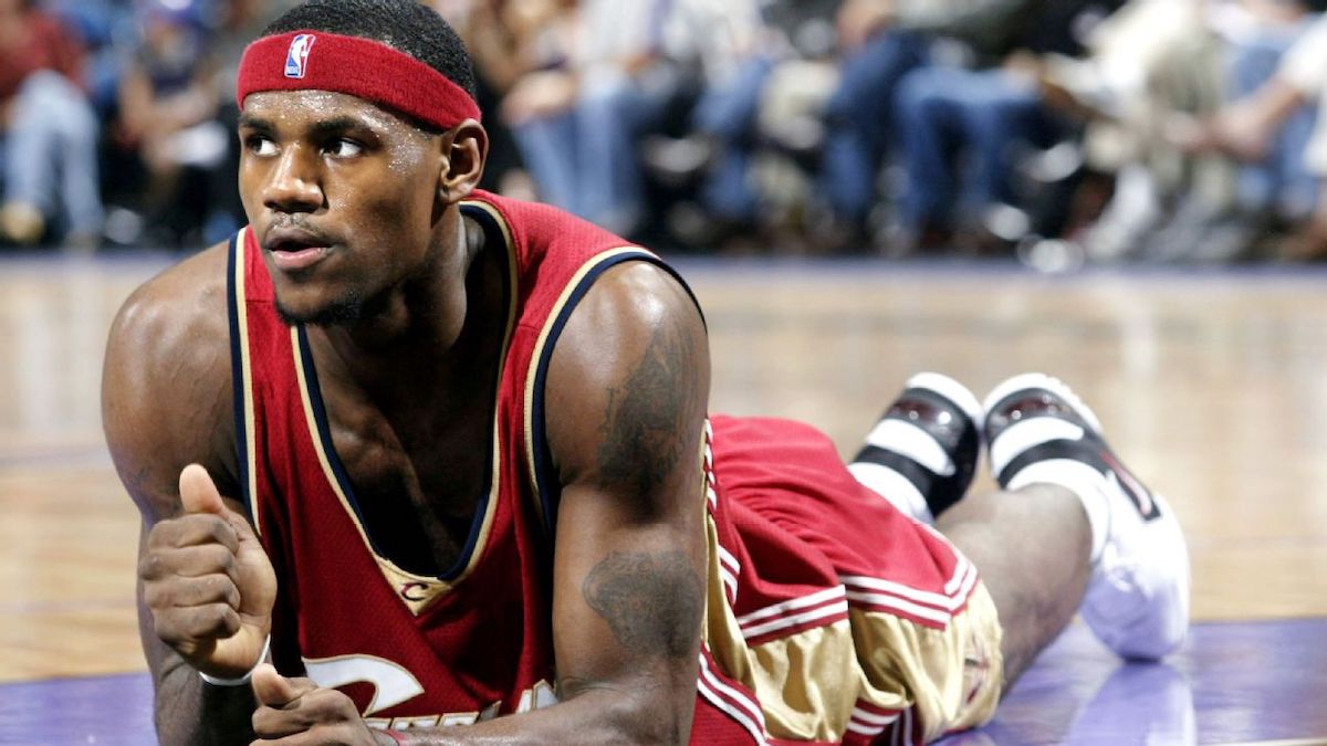Chiếc áo tân binh của LeBron James được bán với giá kỷ lục