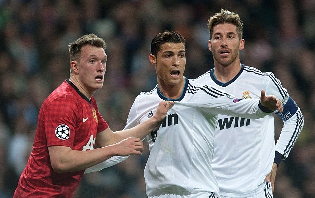 Ronaldo từng bị hậu vệ MU "bắt chết" như thế nào vào năm 2013?