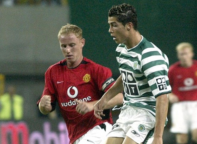 Ronaldo hành hạ đồng đội ở MU đến mức phải dùng bình thở Ronaldo hành hạ đồng đội ở MU đến mức phải dùng bình thở
