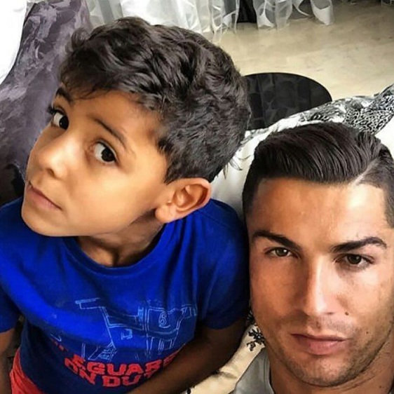 Con trai Ronaldo có thể kiếm nhiều tiền nhờ sức hút trên mạng xã hội Con trai Ronaldo có thể kiếm nhiều tiền nhờ sức hút trên mạng xã hội