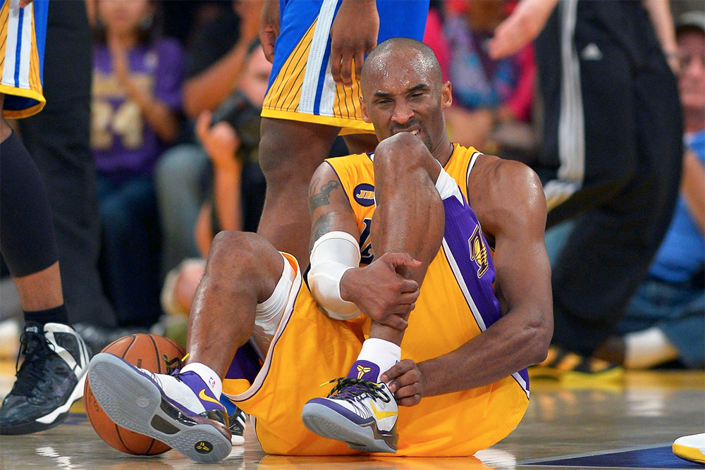 Ngày này năm xưa: Kobe Bryant rách gân gót chân và minh chứng cho sự quả cảm
