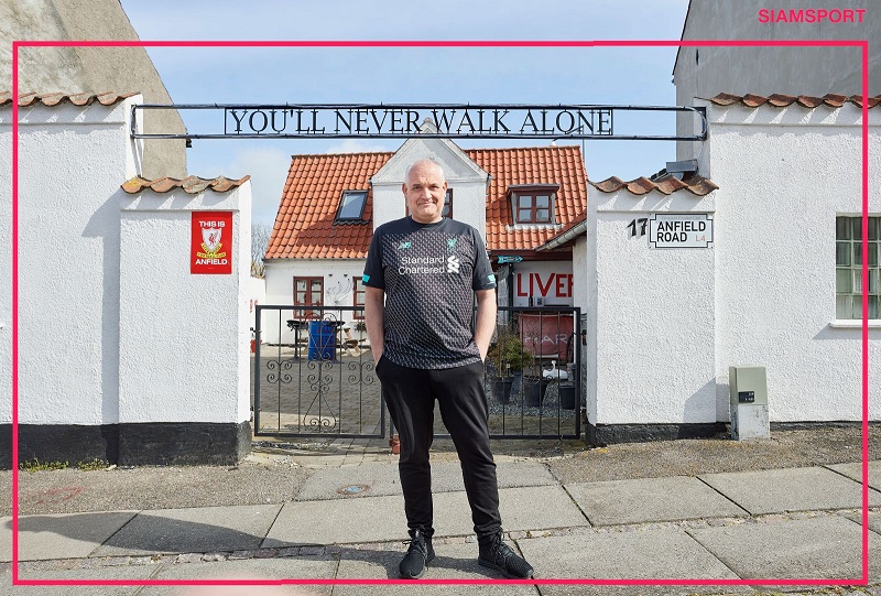 Quá yêu Liverpool, fan ngũ tuần cải tạo nhà thành sân Anfield