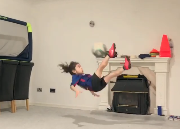 Messi cũng phải trầm trồ về kỹ năng tuyệt vời của cậu bé 7 tuổi Messi cũng phải trầm trồ về kỹ năng tuyệt vời của cậu bé 7 tuổi