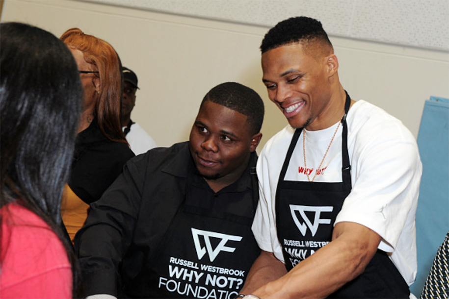 Cả thế giới chuyển sang học online, Russell Westbrook cũng có cách làm từ thiện mới