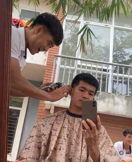 Hà Đức Chinh trổ tài hớt tóc cho đồng đội