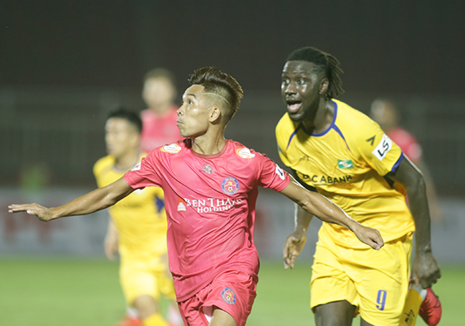 Thêm đội bóng V.League giảm lương vì COVID-19
