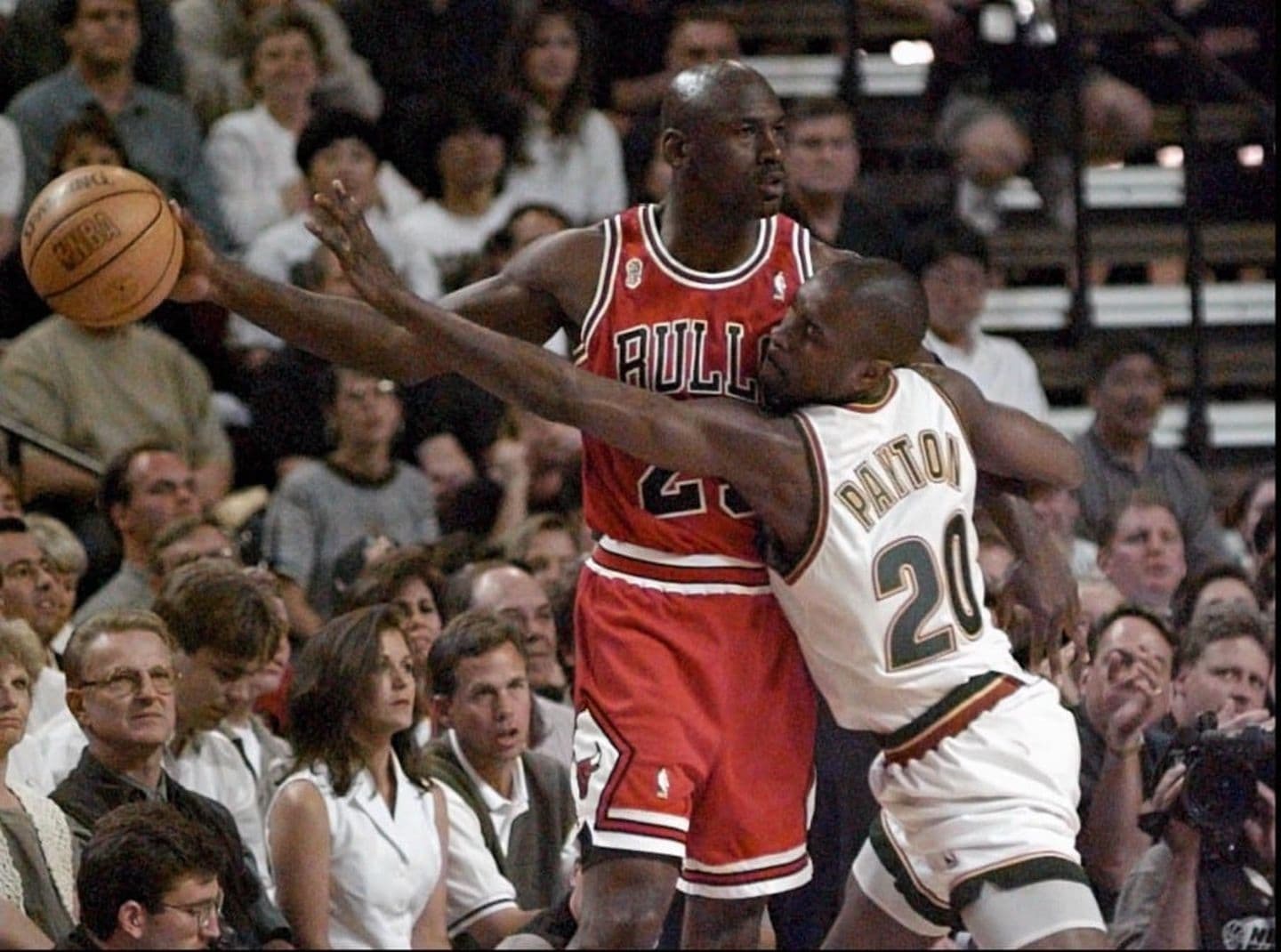 Michael Jordan dạy dỗ tân binh kiêu ngạo như thế nào?