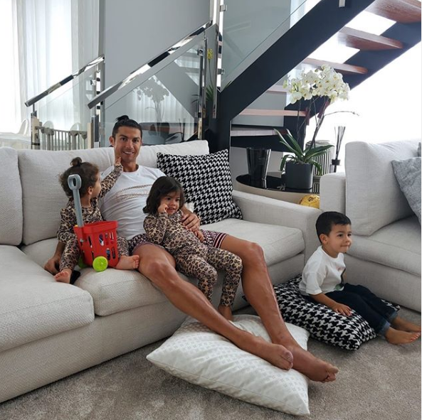 Ronaldo diện đồ ở nhà cũng tốn gần 80 triệu đồng