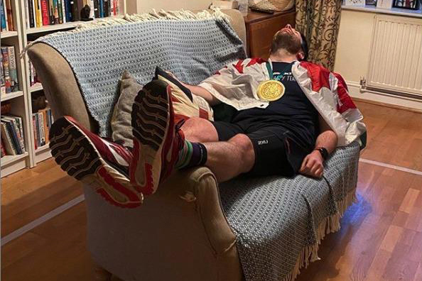 Chạy marathon quanh… sofa gần 4700 vòng, người đàn ông “phá vỡ mọi kỷ lục dị” chạy mùa COVID-19