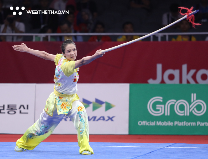 “Hot-girl” wushu Dương Thúy Vi trổ tài tung cước qua đầu hạ gục… chai nước