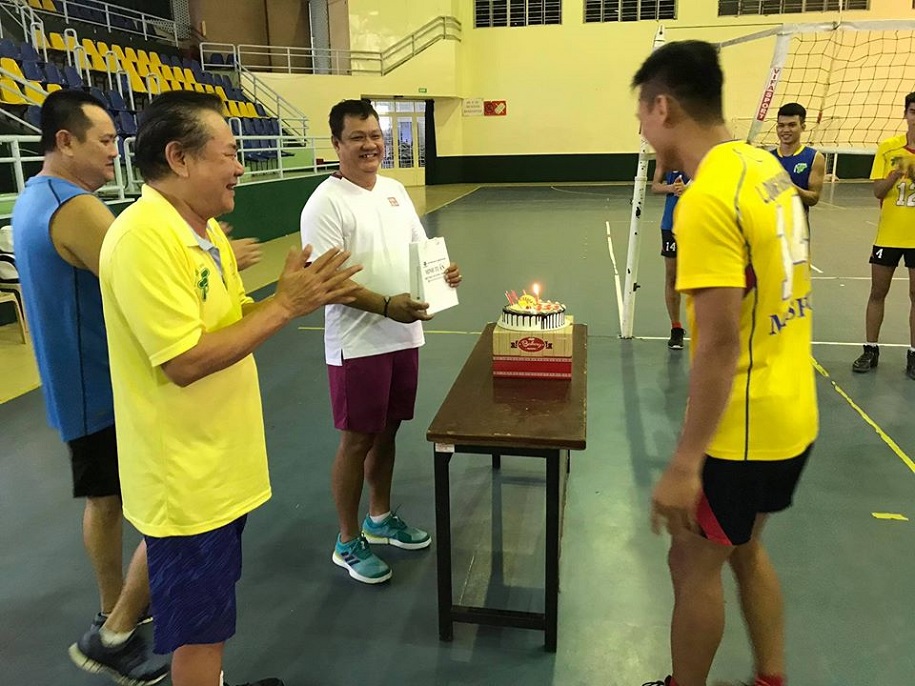 Sinh nhật ấm áp của cựu chủ công Lê Hồng Hảo cùng các học trò