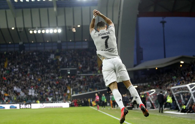 Ronaldo dạy con trai phát âm cách ăn mừng nổi tiếng của mình Ronaldo dạy con trai phát âm cách ăn mừng nổi tiếng của mình