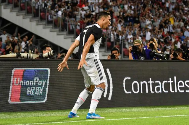 Ronaldo dạy con trai phát âm cách ăn mừng nổi tiếng của mình Ronaldo dạy con trai phát âm cách ăn mừng nổi tiếng của mình