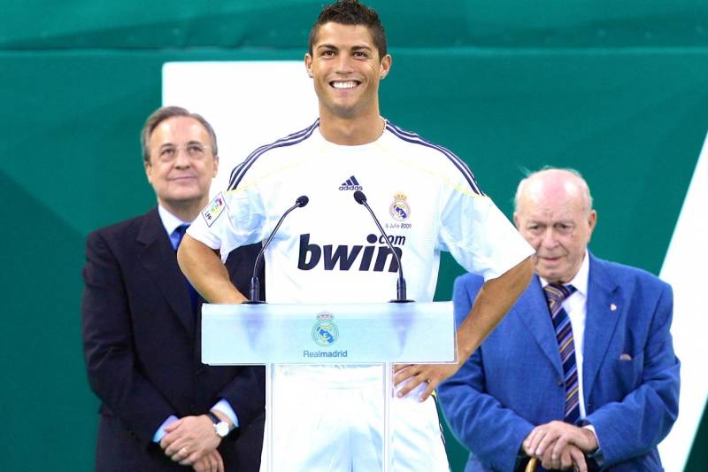 Ronaldo suýt được MU đem bán cho Barca như thế nào? Ronaldo suýt được MU đem bán cho Barca như thế nào?