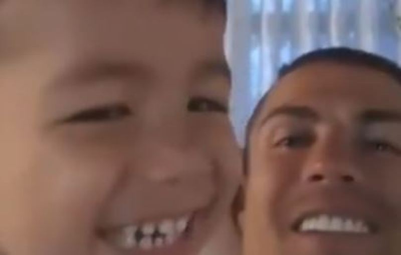 Ronaldo dạy con trai phát âm cách ăn mừng nổi tiếng của mình