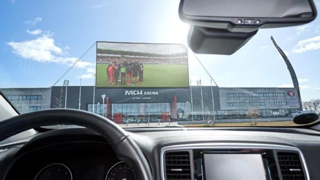 “Drive-in football”, giải pháp xem bóng đá “siêu dị” mùa COVID-19