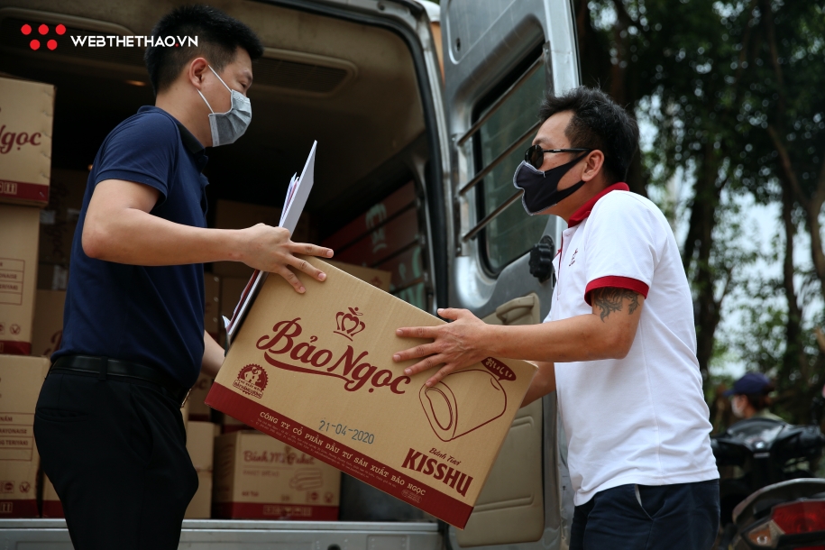 Bánh Bảo Ngọc gửi lời “Cảm ơn” y bác sỹ ở tâm dịch COVID-19 thôn Hạ Lôi