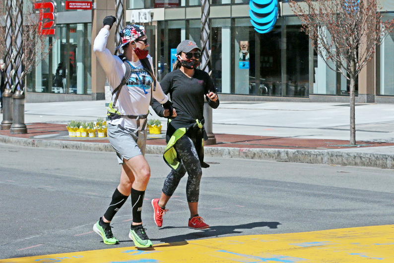 Dân chạy Mỹ tự tạo “đường chạy Boston Marathon” đánh dấu ngày lịch sử Dân chạy Mỹ tự tạo “đường chạy Boston Marathon” đánh dấu ngày lịch sử