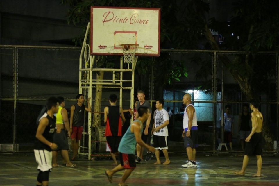 Vi phạm cách ly COVID-19, baller Philippines bị phạt chơi bóng rổ ... không có bóng