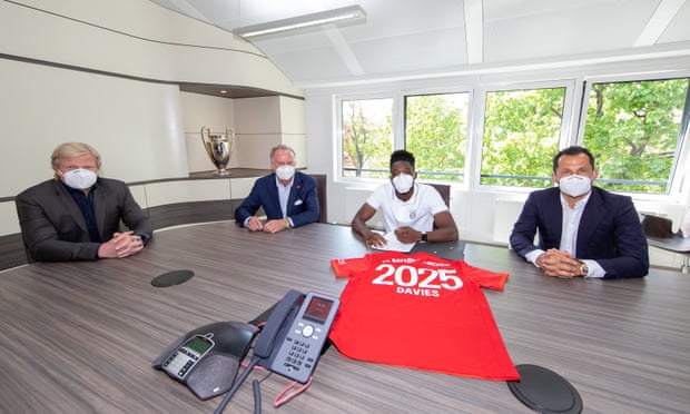 Bayern Munich gây chú ý với buổi lễ gia hạn hợp đồng chuẩn “phong cách” thời COVID-19