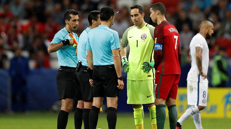 Cựu sao Barca chia sẻ kỷ niệm khiến Ronaldo ôm hận trên chấm phạt đền