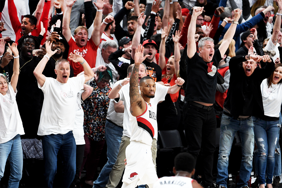 Một năm nhìn lại cú ném vẫy tay chào em điên rồ của Damian Lillard