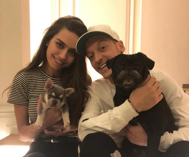 Mesut Ozil với biệt thự 10 triệu bảng và bộ sưu tập "xế hộp" đắt đỏ