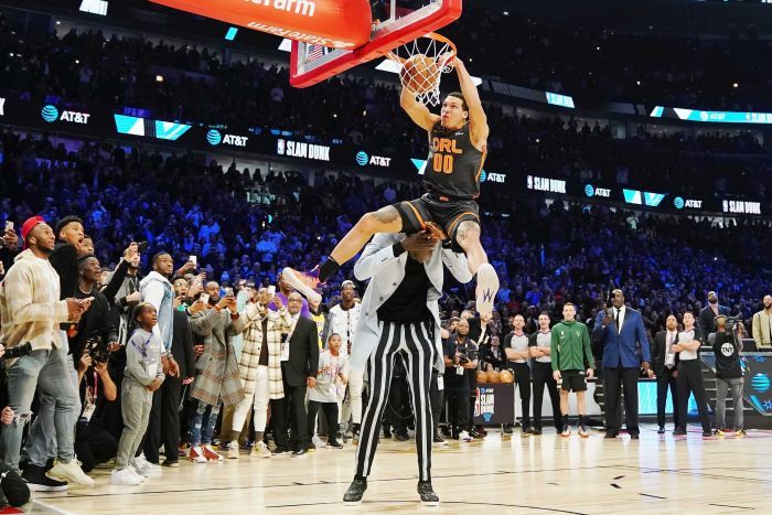 Tacko Fall nói gì khi làm nền cho siêu phẩm 9 điểm của Aaron Gordon?