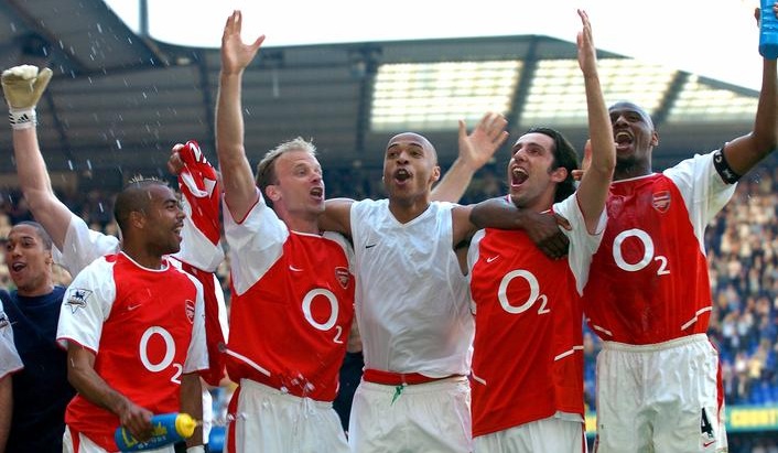 Tròn 16 năm, đội hình Arsenal bất bại đăng quang tại Ngoại hạng Anh