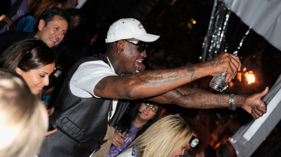 Trốn tập đi chơi, Dennis Rodman bị Michael Jordan tóm sống giữa lúc ... mây mưa