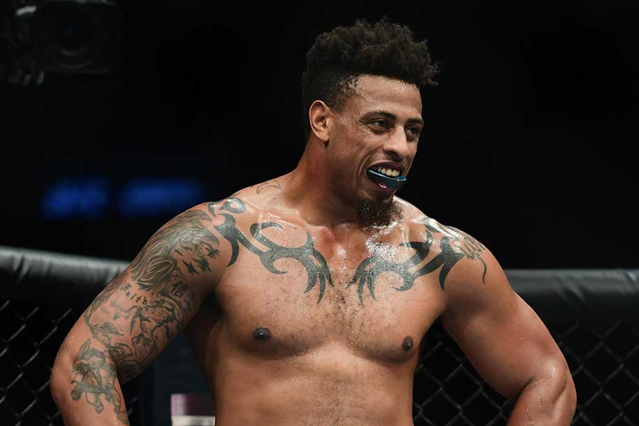 Cựu sao bóng bầu dục muốn đánh 6 trận UFC trong 1 năm