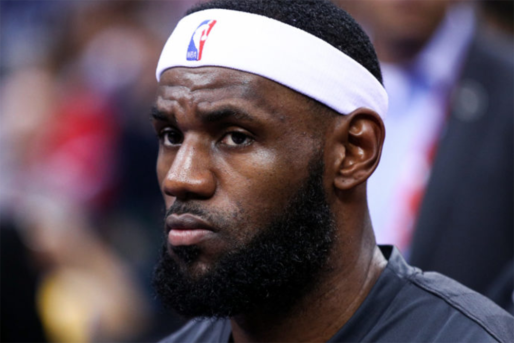 LeBron James chia sẻ khoảnh khắc suýt khóc khi dõi theo Michael Jordan