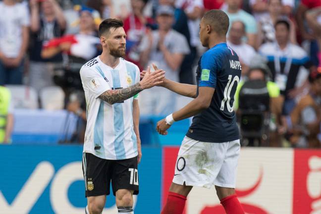 Mbappe gây bất ngờ khi chọn Messi và Ronaldo trong đội bóng của mình Mbappe gây bất ngờ khi chọn Messi và Ronaldo trong đội bóng của mình
