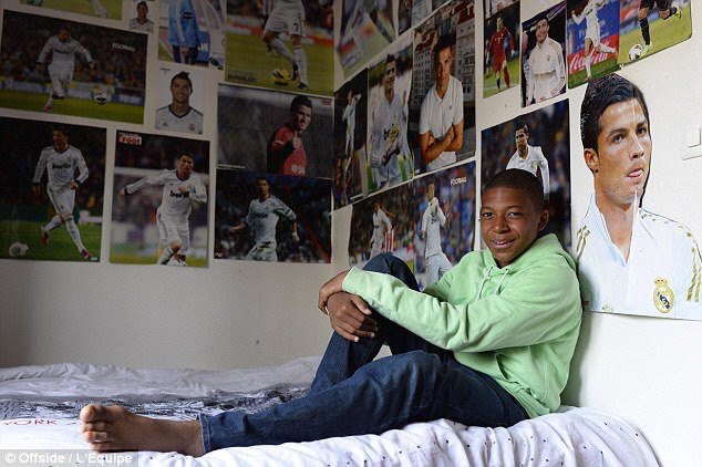 Mbappe gây bất ngờ khi chọn Messi và Ronaldo trong đội bóng của mình Mbappe gây bất ngờ khi chọn Messi và Ronaldo trong đội bóng của mình