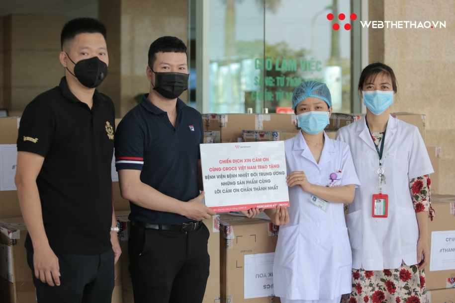 Nhãn hàng Crocs ủng hộ phần quà trị giá hơn nửa tỷ đồng cho bệnh viện Bệnh Nhiệt đới Trung ương 2