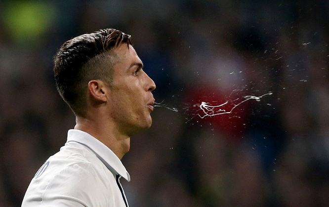 Ronaldo, Messi có thể bị phạt nặng nếu giữ thói quen “phun mưa”