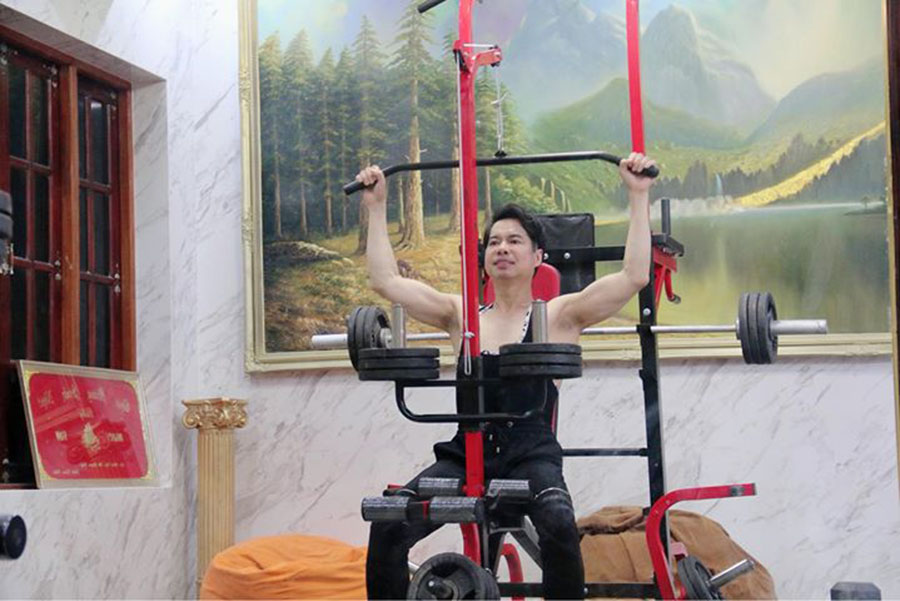 Ông hoàng nhạc sến Ngọc Sơn tiết lộ tại sao có thể đánh bóng bàn như máy khâu mùa COVID-19 Ông hoàng nhạc sến Ngọc Sơn tiết lộ tại sao có thể đánh bóng bàn như máy khâu mùa COVID-19