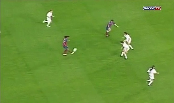 Tròn 15 năm Messi ghi bàn thắng đầu tiên cho Barca