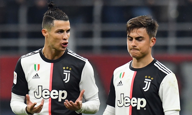 Ronaldo bị cáo buộc rò rỉ tin đồng đội nhiễm bệnh để trốn về Italia Ronaldo bị cáo buộc rò rỉ tin đồng đội nhiễm bệnh để trốn về Italia