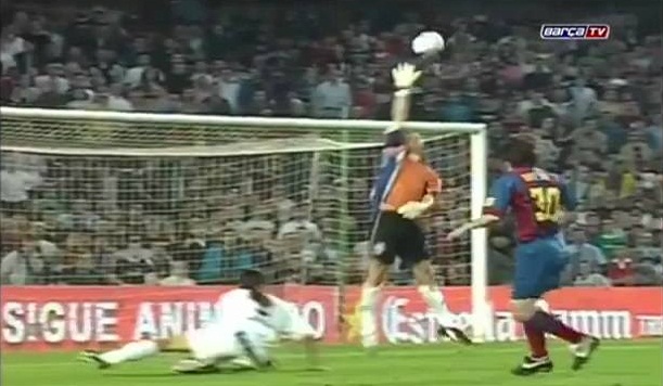 Tròn 15 năm Messi ghi bàn thắng đầu tiên cho Barca